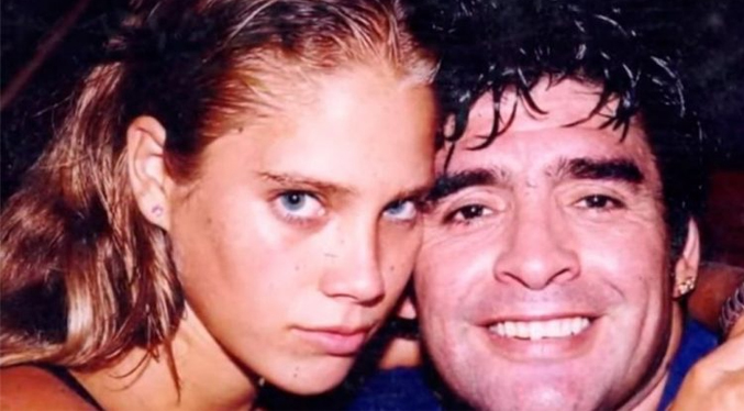 Exnovia de Maradona: Me violó mientras mi mamá lloraba detrás de la puerta