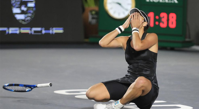 Muguruza se impone a Kontaveit y conquista Finales de la WTA