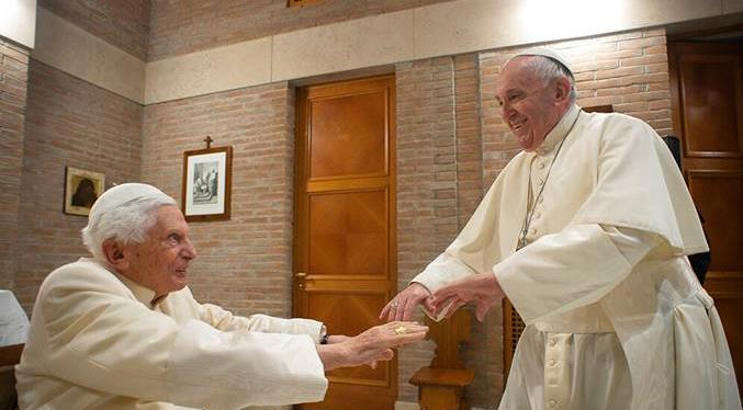 El Papa homenajea a Benedicto XVI en la entrega de los premios Ratzinger