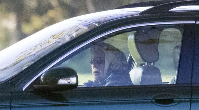 La reina Isabel II aparece en público conduciendo un coche