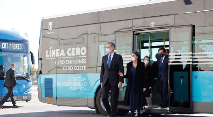 Reyes de España recorren un trayecto en autobús para asistir a un acto oficial (Fotos)