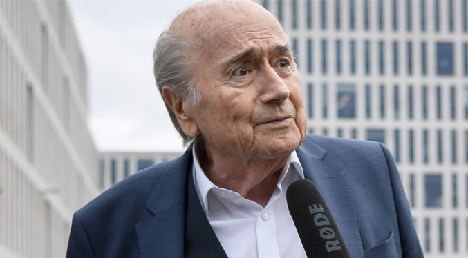 Blatter comparece en investigación sobre la atribución del Mundial a Catar