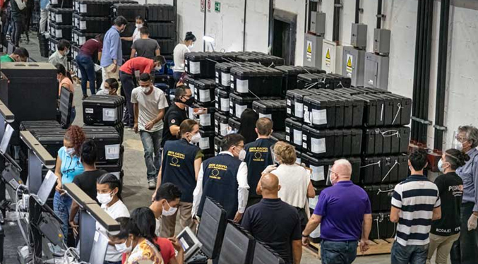Misión de UE visita el almacén  de las maletas electorales