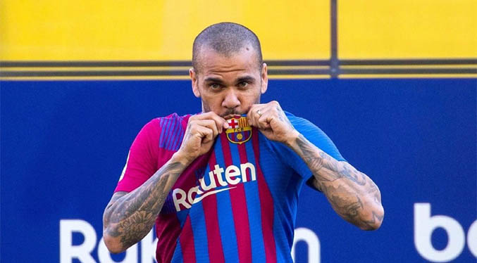 Alves en su presentación con el Barça: «El sueño no ha acabado»