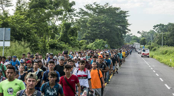 Migrantes de caravana que avanzaba en México se entrega a las autoridades por cansancio
