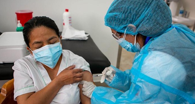 Ecuador colocará tercera dosis anticovid a la población en general en enero