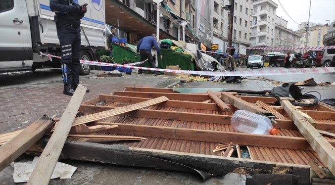 Cinco fallecidos y 19 heridos por una borrasca de lluvia y viento en el norte de Turquía (Videos)