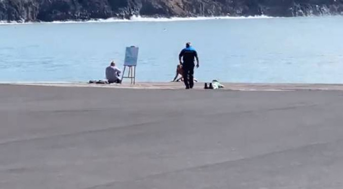 Desalojan a nudista de una playa tras posar frente a volcán de La Palma (Video)