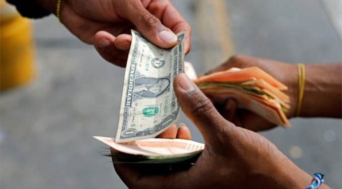 Ecoanalítica: 65 % de las transacciones en el país son en dólares