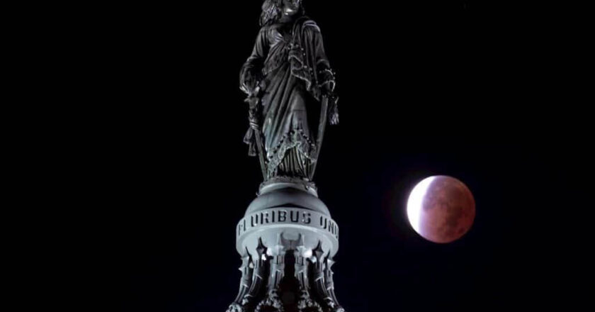 Las mejores imágenes del eclipse lunar en distintas partes del mundo