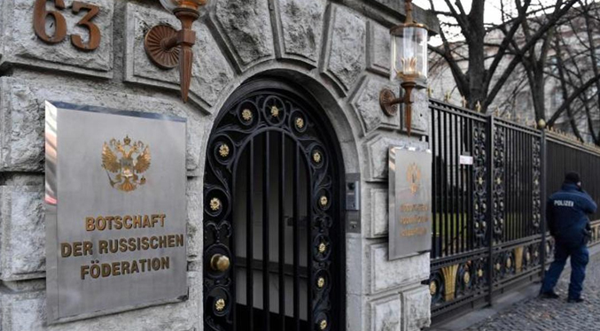 Un diplomático ruso fallece tras caer al vacío en la embajada de Berlín