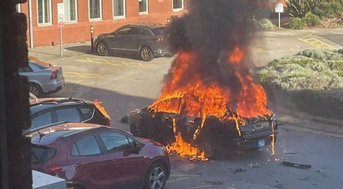 Explosión de un coche frente a hospital de Liverpool deja un muerto