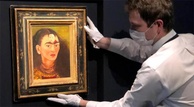 Un autorretrato de Frida Kahlo se vende por 34,9 millones de dólares, un récord latinoamericano