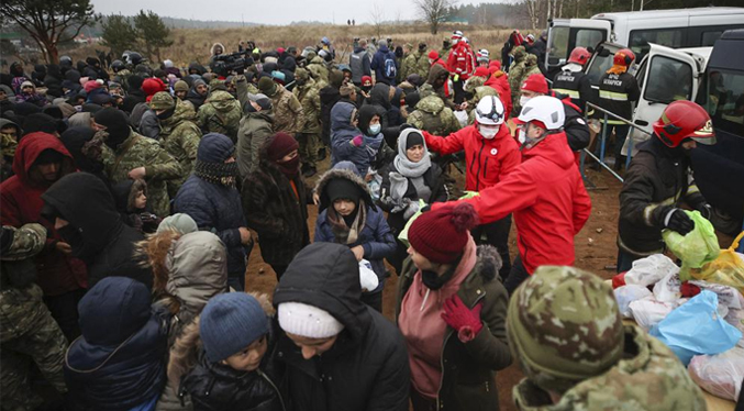 Polonia acusa a Bielorrusia de dar armas a migrantes