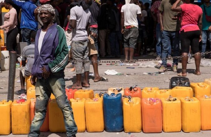 Escasez de combustible paraliza las instituciones en Haití