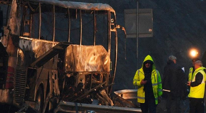 Calcinados 12 niños y 34 adultos al incendiarse autobús en Bulgaria