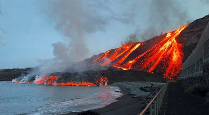 Lava del volcán de La Palma llega al mar por un tercer punto
