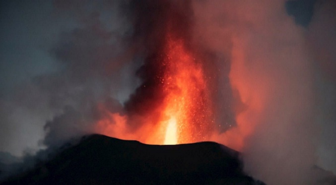 Nueva colada de lava en La Palma avanza con paso destructor