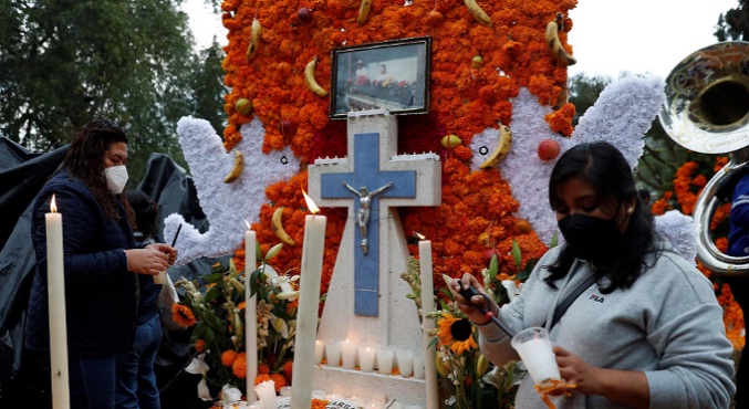 México llena de nuevo los cementerios de colores en el Día de Muertos