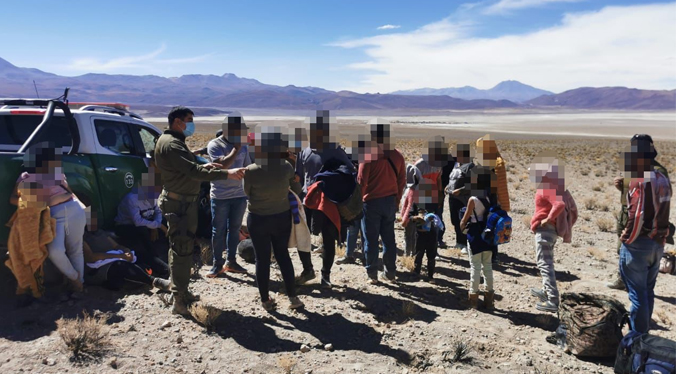 Rescatan a 41 venezolanos extraviados en el desierto fronterizo entre Chile con Bolivia