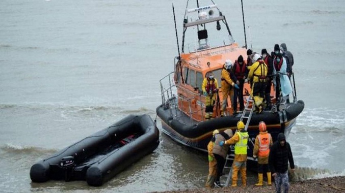 Al menos 20 migrantes mueren en naufragio en el Canal de la Mancha
