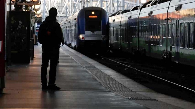 Un herido deja ataque islamista a policías con cuchillo en París