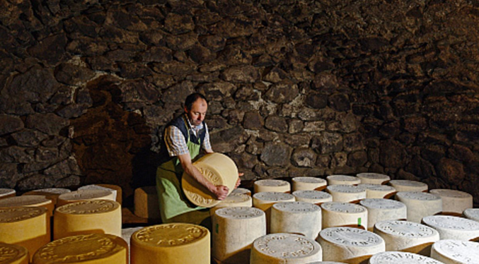 Productores mundiales sostienen reunión en España para elegir mejor queso del mundo