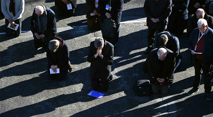 El clero francés participa en Lourdes en una oración de perdón por los abusos contra menores