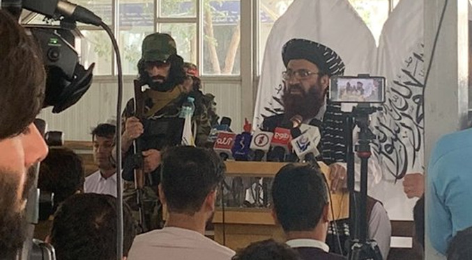 Talibanes anuncian reanudar entrega de pasaportes en las provincias afganas