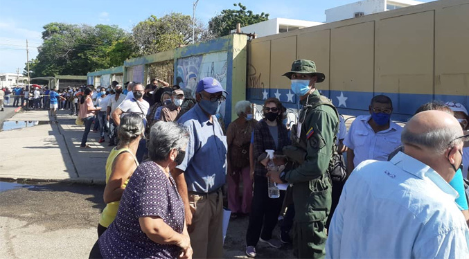 Votantes del Udón Pérez esperan bajo el sol para ejercer su derecho al voto
