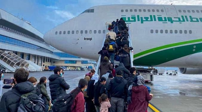 Parte primer vuelo de repatriación de Minsk a Bagdad con más de 400 migrantes