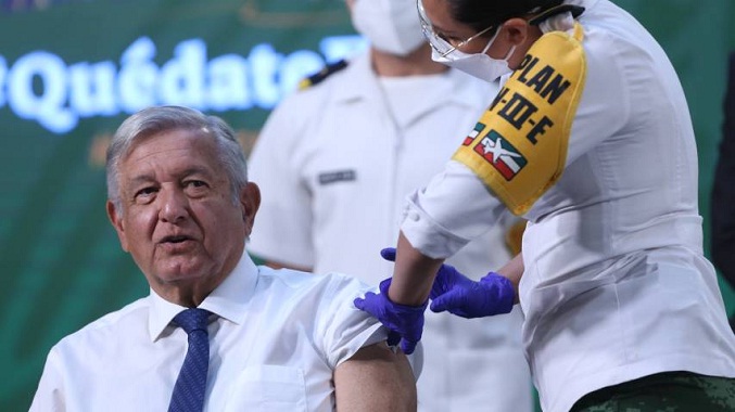 López Obrador recibe dosis de refuerzo de AstraZeneca
