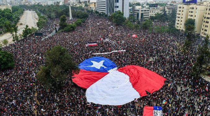 Convulso, Chile elegirá entre dos polos a su próximo presidente