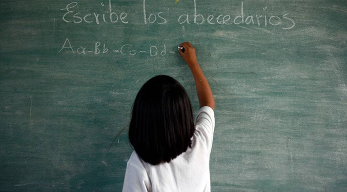 Graban a directora de un colegio dando correazos a un estudiante en Ecuador (Video)