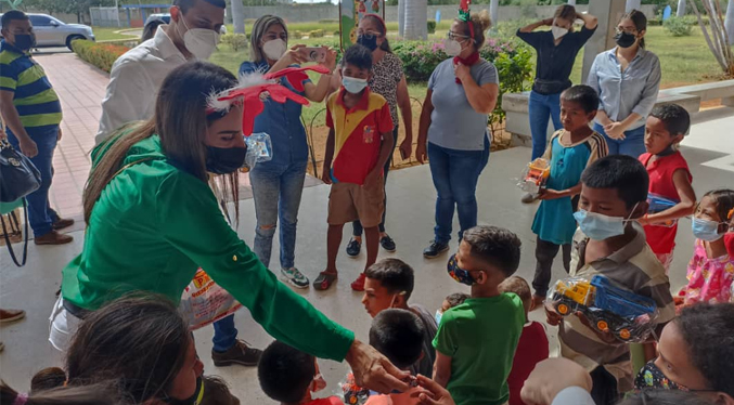 Primera dama de Zulia lleva sonrisas a niños de los hospitales: Especialidades Pediátricas y de Veritas