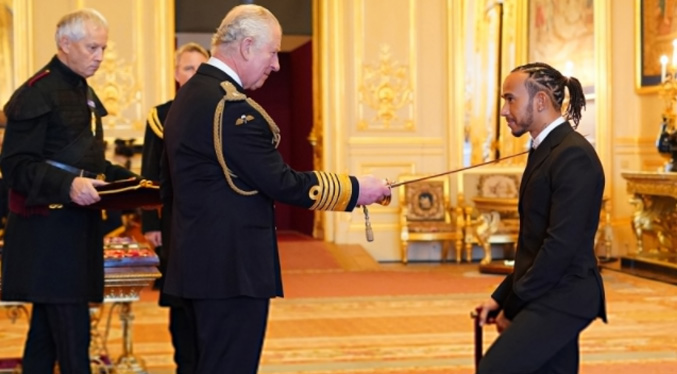 Hamilton es nombrado caballero de la Corona británica