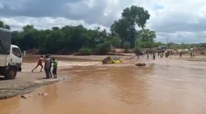 Al menos 23 muertos tras hundirse un autobús en un río de Kenia