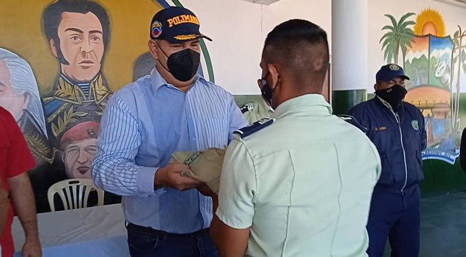 Alcalde Luis Caldera entrega dotación de uniformes a oficiales de Polimara