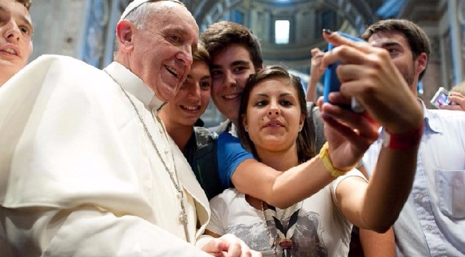 El Papa alerta que muchos jóvenes “son de redes sociales pero poco sociales”