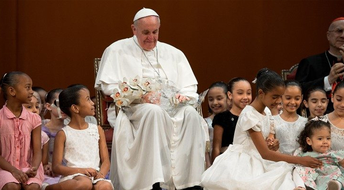 Papa pide defender a los niños de los “nuevos Herodes” que desgarran la inocencia