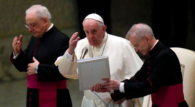 El papa pide humildad en un crítico discurso navideño