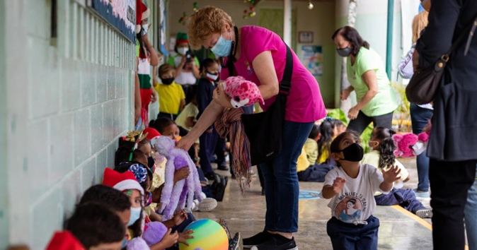 El Hospital de peluches de Venezuela donde “sanan” y reciclan juguetes