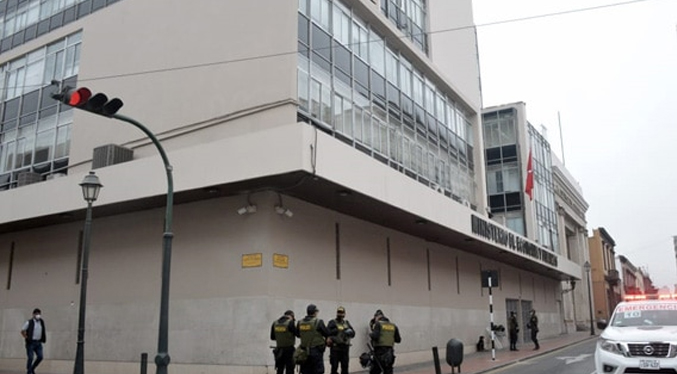 Fiscalía de Perú allana oficinas de los ministerios de Economía y Vivienda
