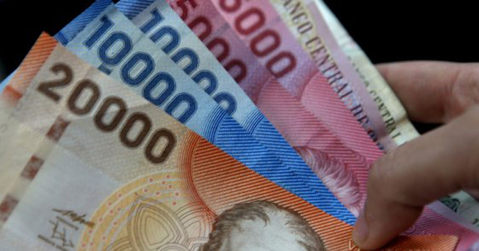 Peso chileno cae y bolsas de valores se desploman tras la victoria de Boric