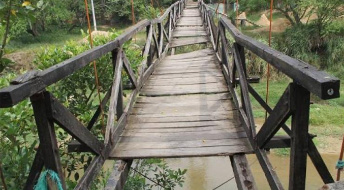 Niño venezolano muere al caer de un puente colgante en Colombia