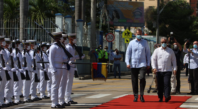 Reciben con honores militares al rey Felipe VI en Colombia