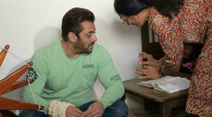 La estrella de Bollywood Salman Khan sobrevive a dos mordeduras de serpiente