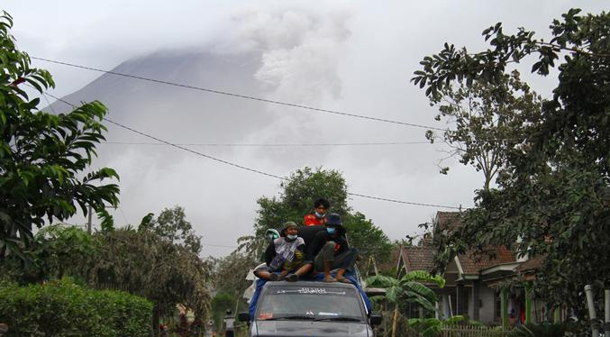 Indonesia: son ya 43 muertos por erupción del volcán Semeru
