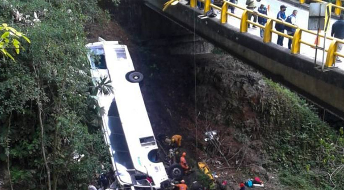 Siete personas pierden la vida y 31 heridas al caer un autobús por un puente en Colombia