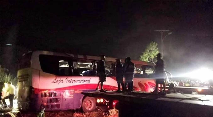 Al menos 18 fallecidos y 25 heridos en un accidente de bus en Ecuador